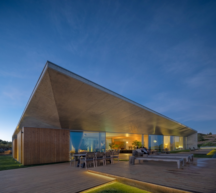 mário martins atelier's casa libre unfolds series of dualities around central patio in portugal