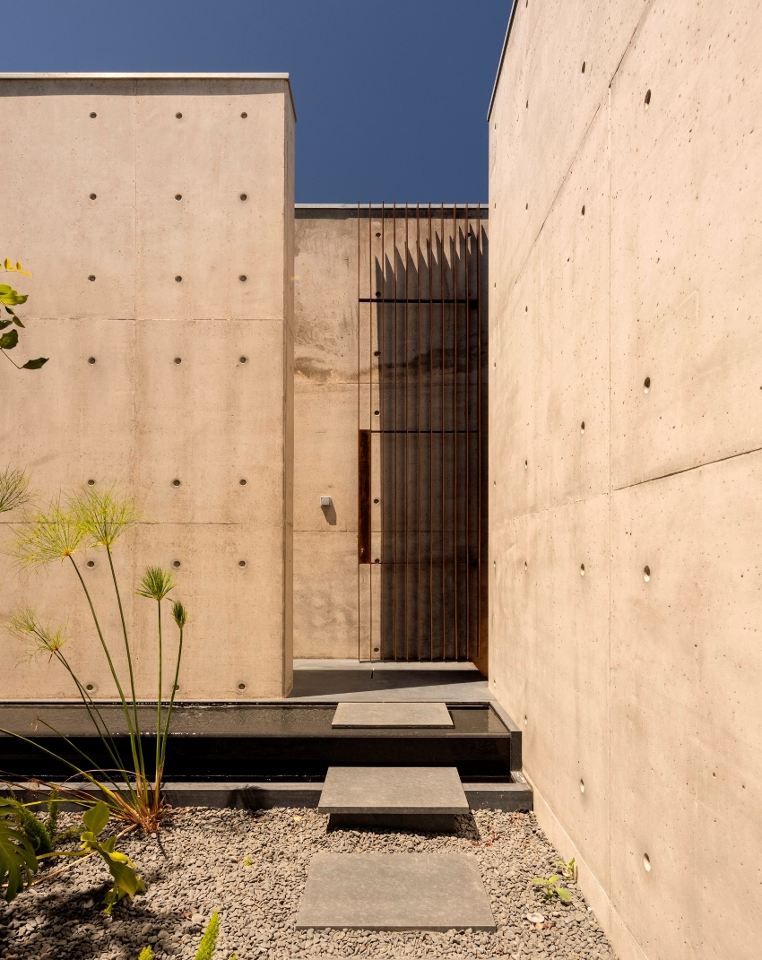 mário martins atelier's casa libre unfolds series of dualities around central patio in portugal