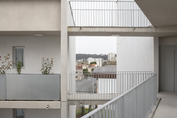 Inouï Collective Housing / A6A - Interior Photography, Balcony, Concrete, Handrail