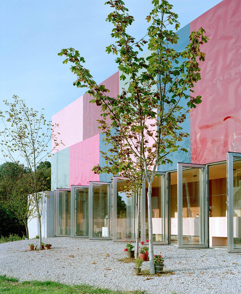 colorful aluminum panels ripple across TEN's house for women in bosnia-herzegovina