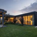 Hillside House / Ricardo Azevedo Arquitecto - Image 2 of 32