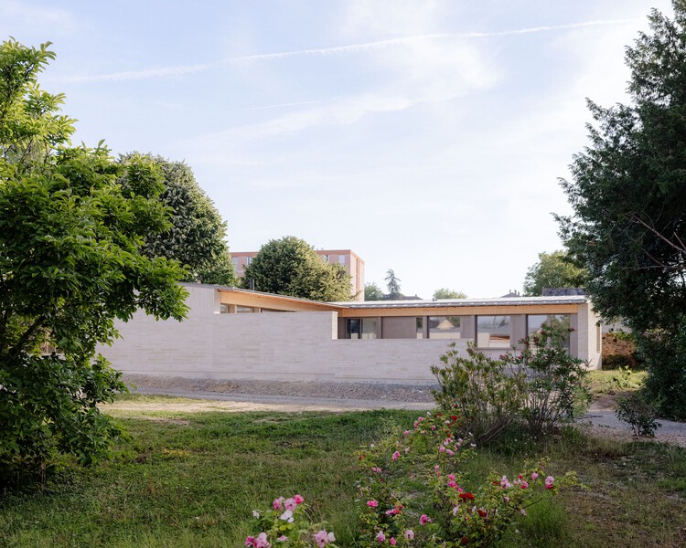 Houses on Rue de Clermont / A.TM - More Images