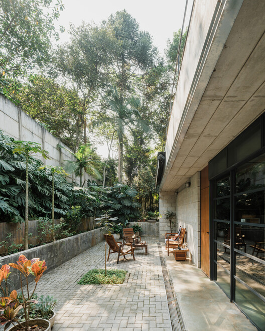 Lírio House / Terra e Tuma Arquitetos Associados - Exterior Photography, Concrete, Courtyard