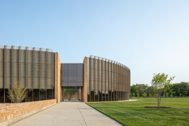 Chicago Park District Headquarters and Fieldhouse / John Ronan Architects - More Images