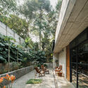 © Pedro Kok Lírio House / Terra e Tuma Arquitetos Associados - Exterior Photography, Concrete, Courtyard